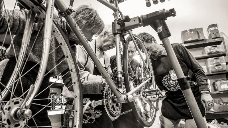 Michael Khaw (right) teams up with some of his Western Wheeler friends to problem solve a mechanical issue, before the pandemic. 